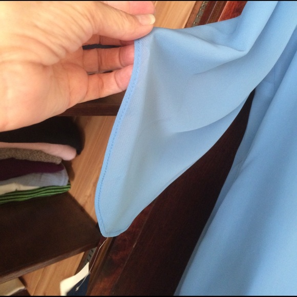 Fluttery split sleeves on this simple dress - Picture 3 of 3